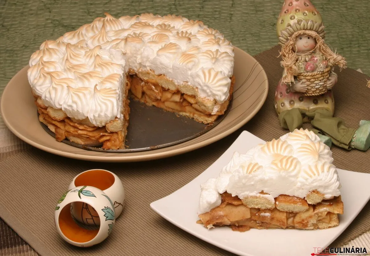 Bolo de maçã merengado