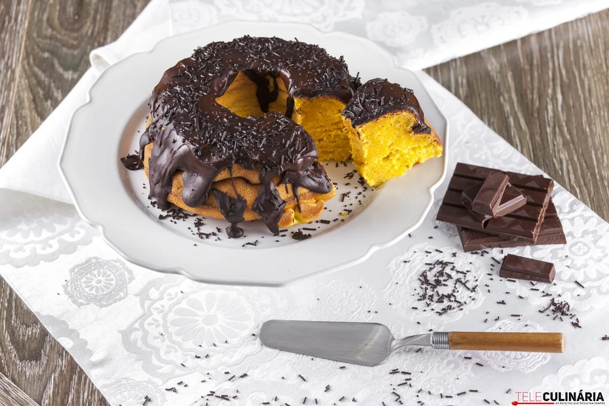 Bolo de abóbora com cobertura de chocolate