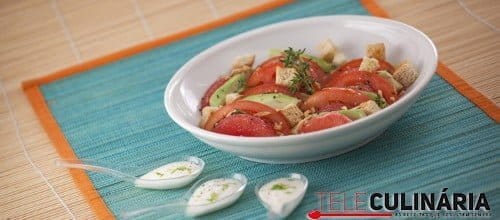 Salada de abacate e toranja com molho de iogurte e lima