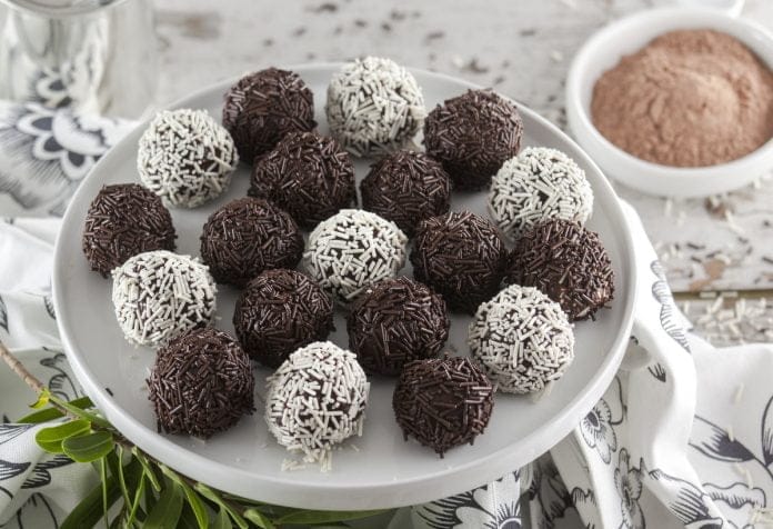 Brigadeiros com leite condensado