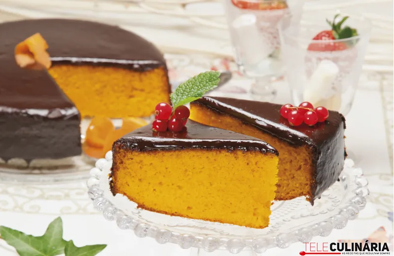 Bolo de cenoura e calda de chocolate