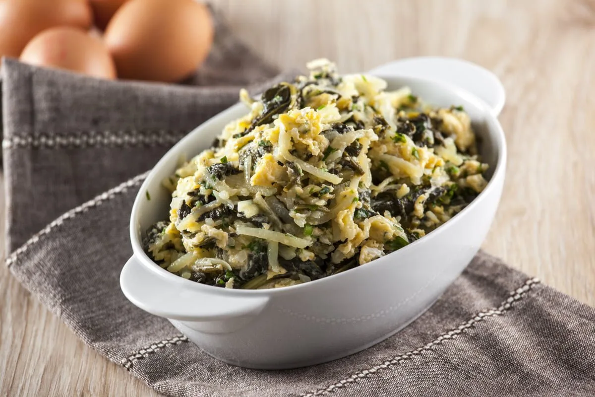 Ovos mexidos com batata e espinafres
