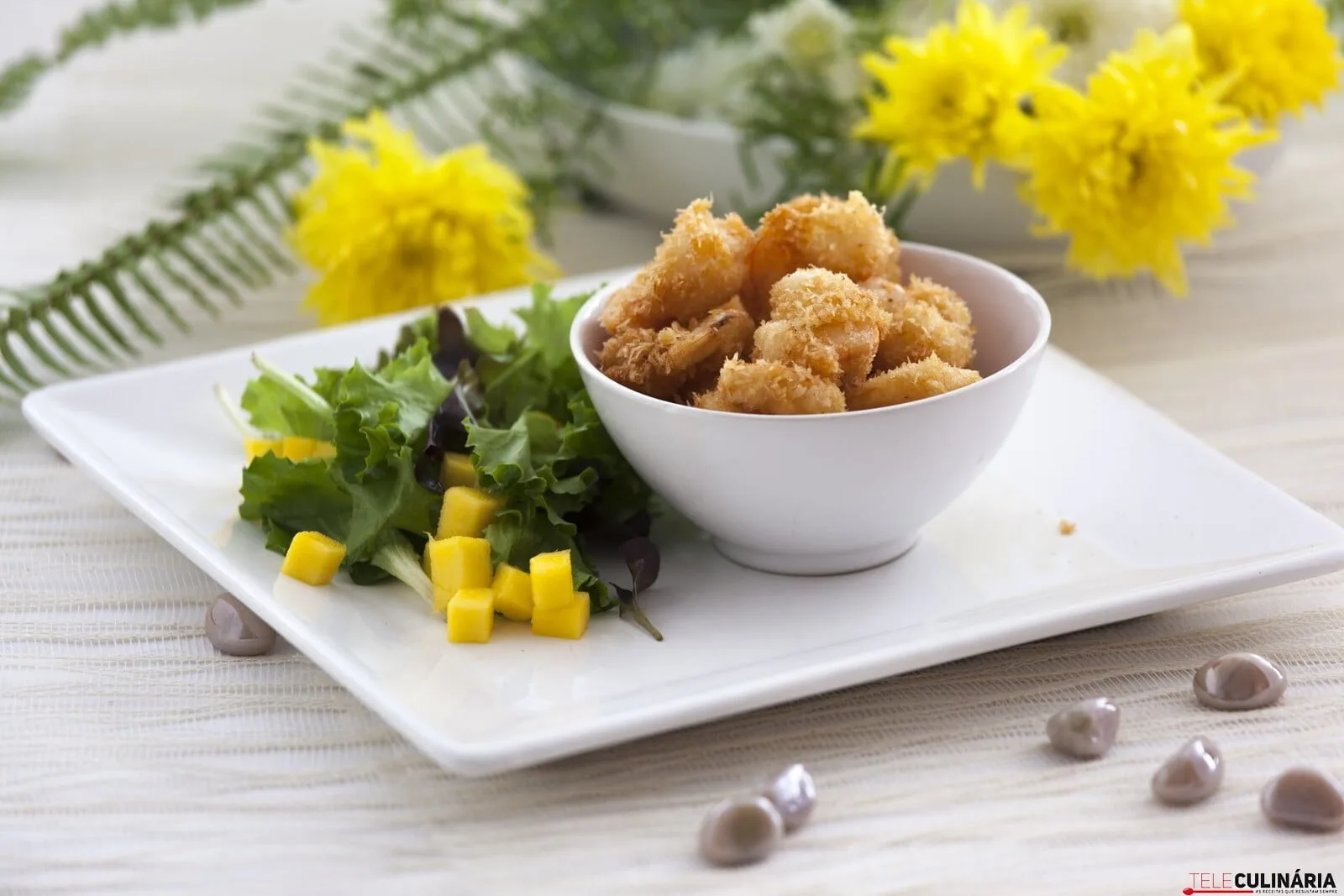 Camarões panados em coco com salada de manga