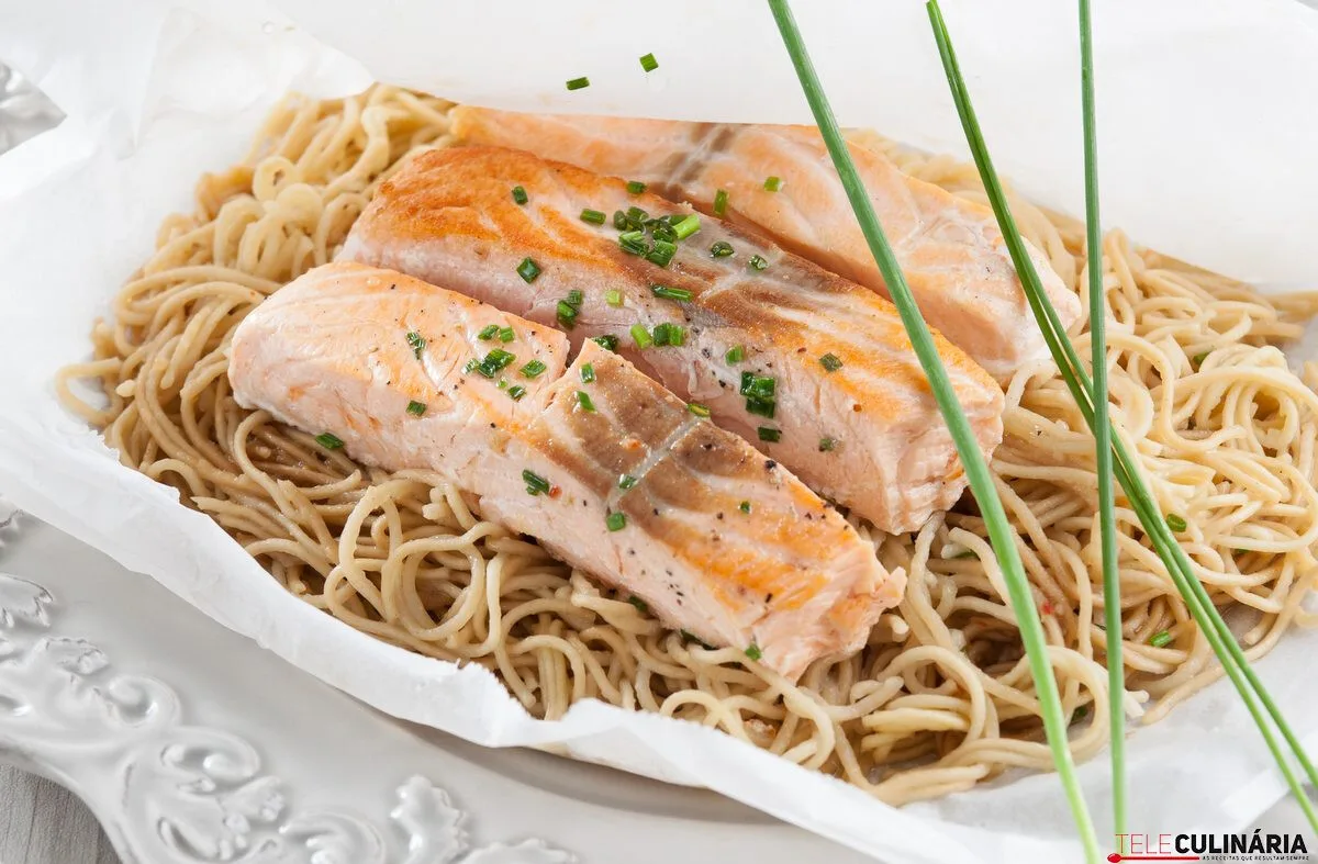 Papelote de salmão com noodles