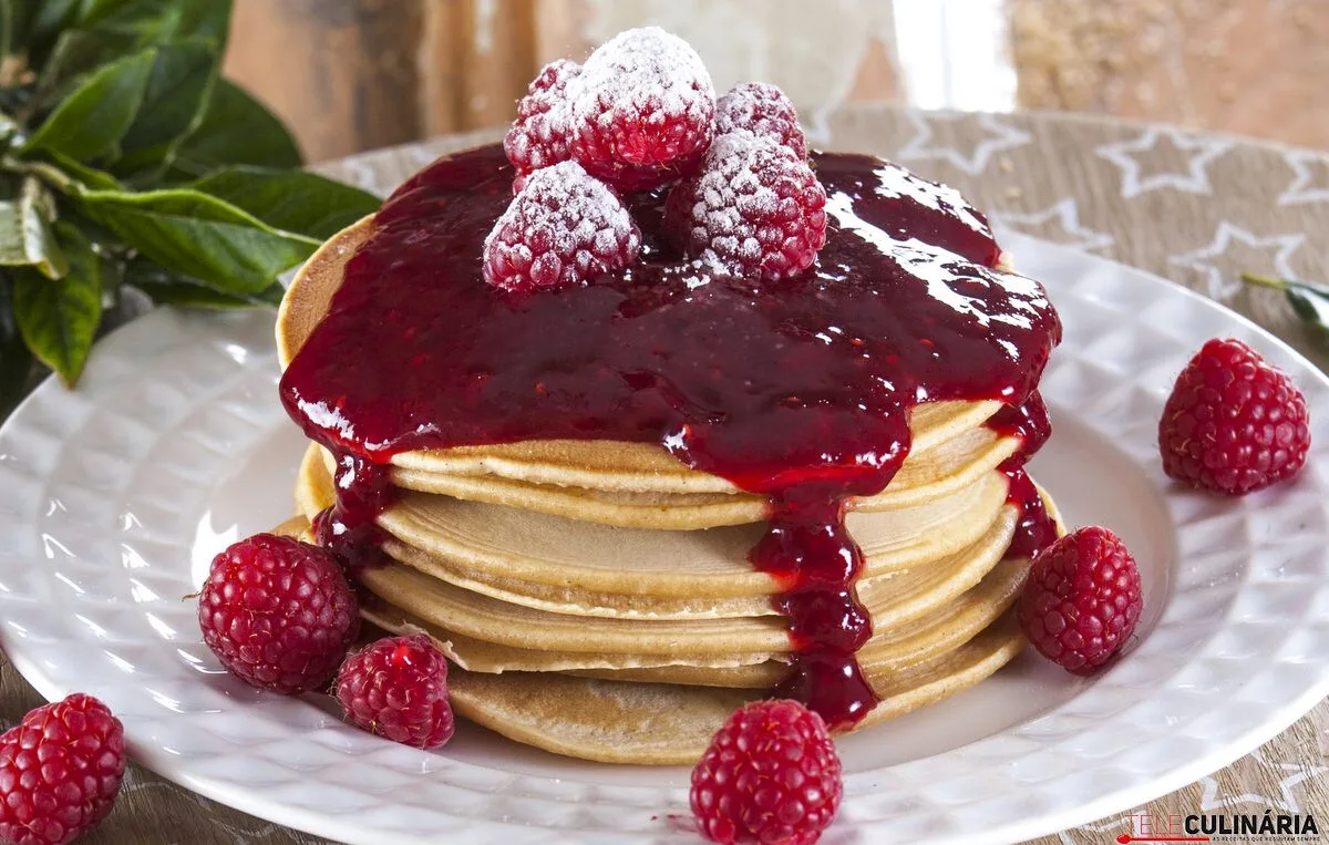 Panquecas com frutos vermelhos
