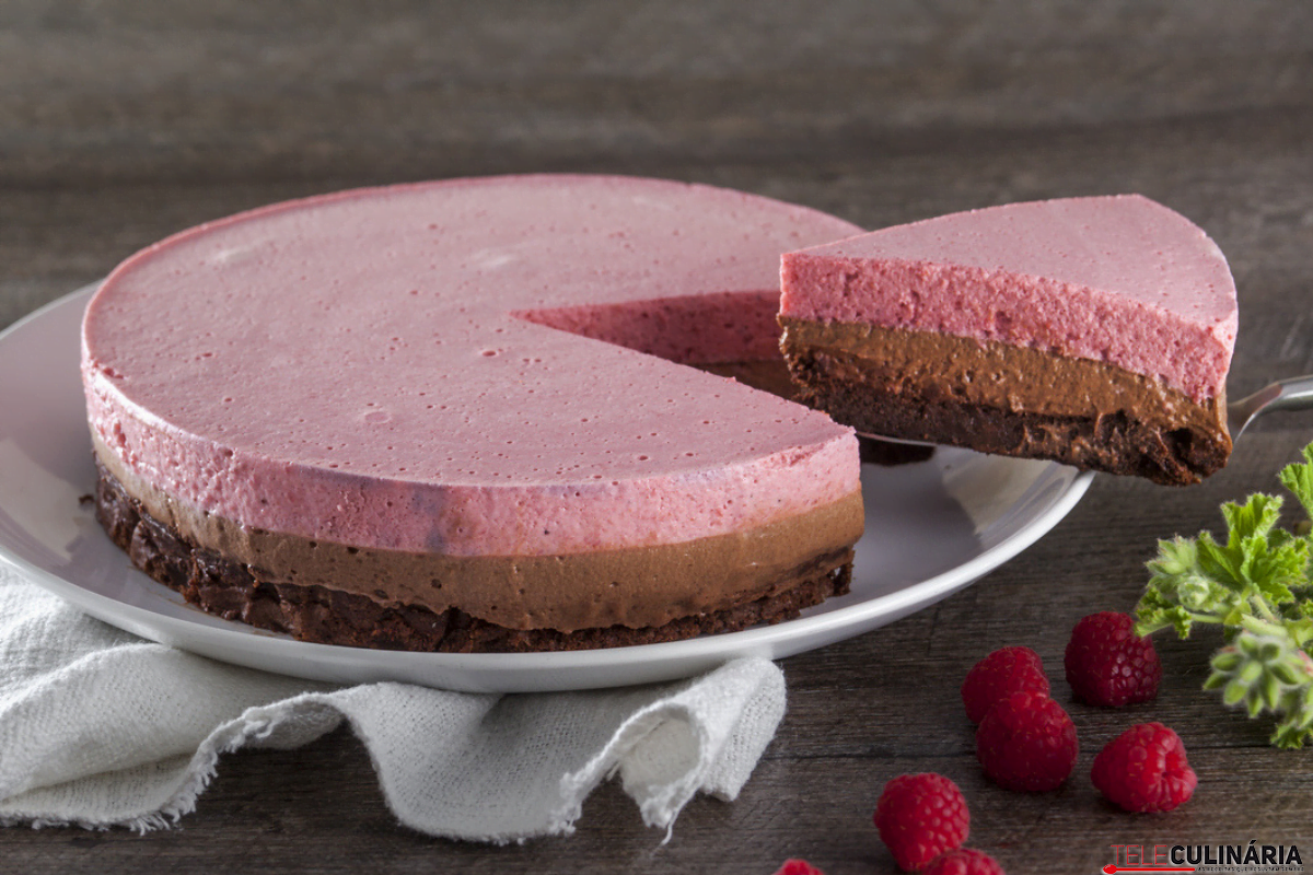 Bolo mousse de chocolate e framboesas