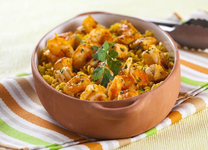 Fusilli com salmão, camarão e molho de tomate