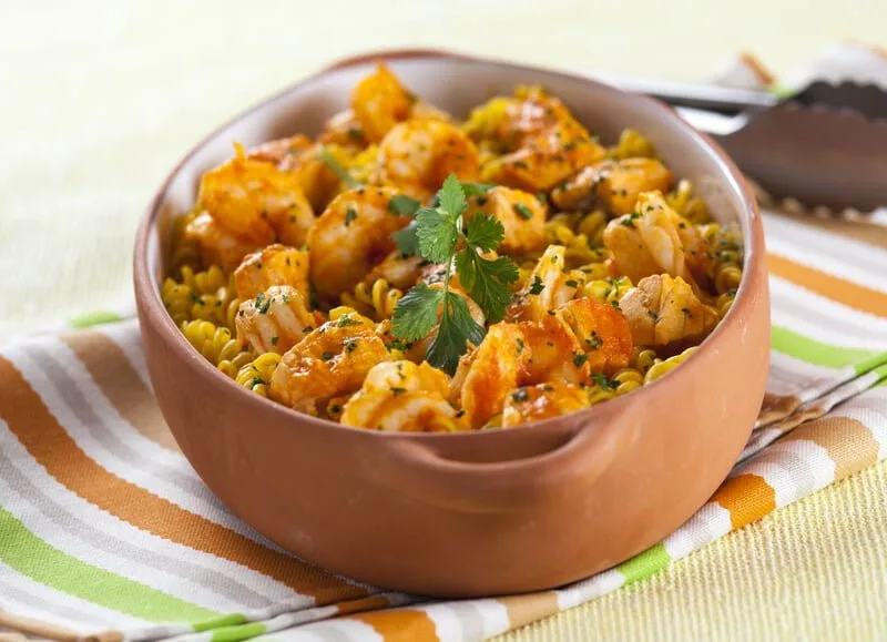 Fusilli com salmão, camarão e molho de tomate
