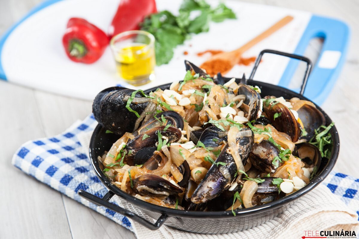 Mexilhões com cebolada, pimentão e coentros