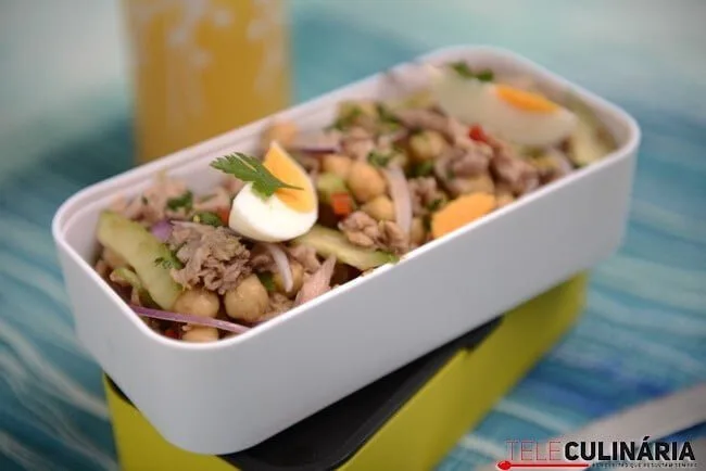 Atum numa salada de grão