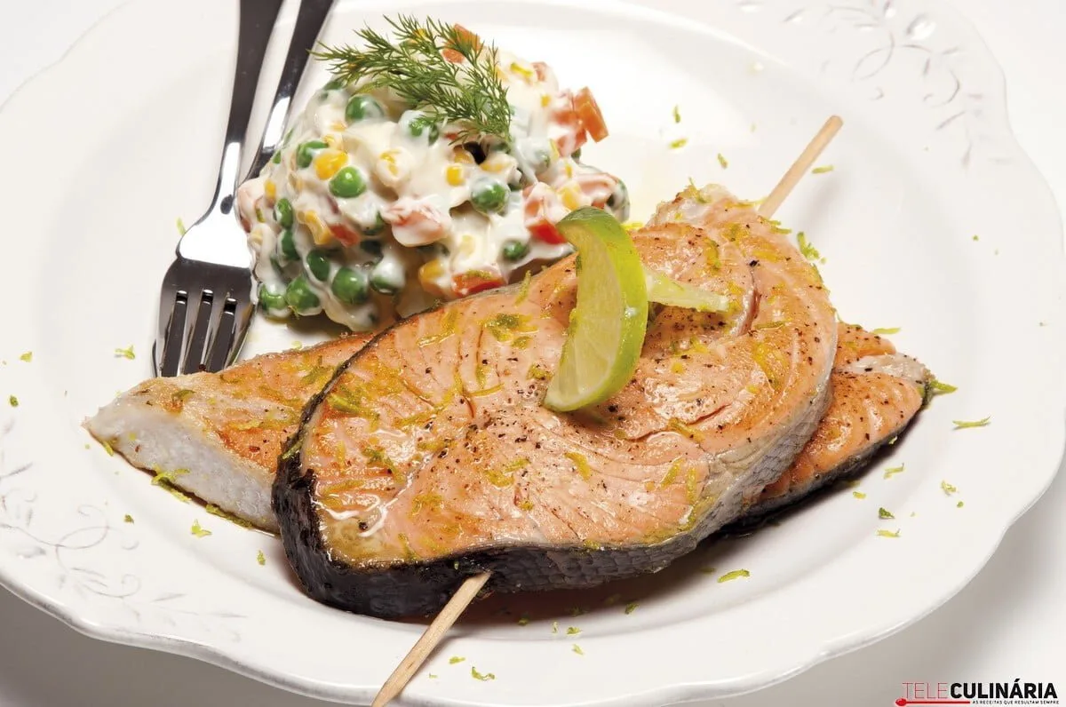 Salmão grelhado com molho de lima
