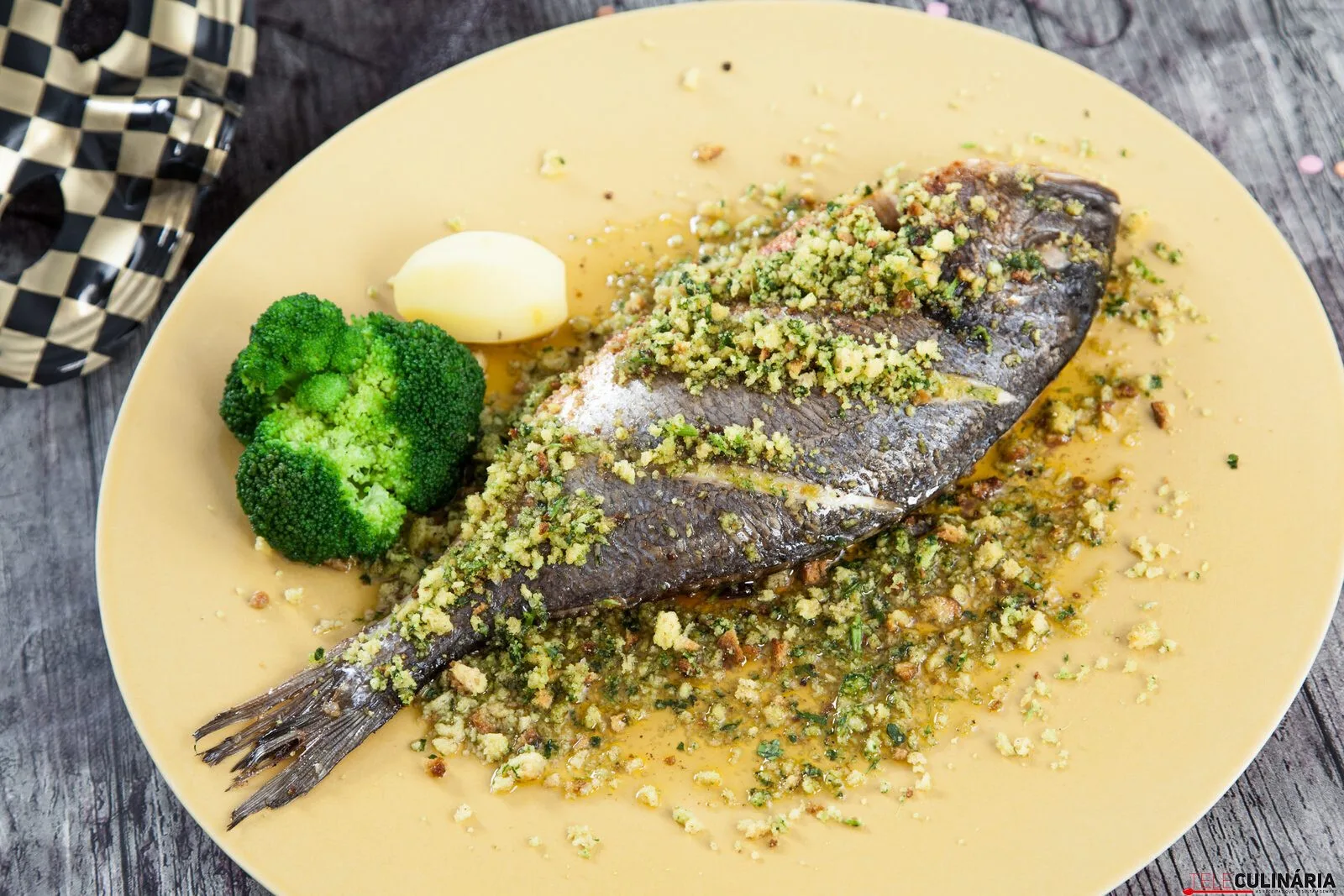 Peixe assado com crocante de broa