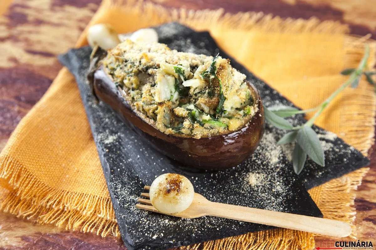 Beringela recheada com bacalhau e espinafres