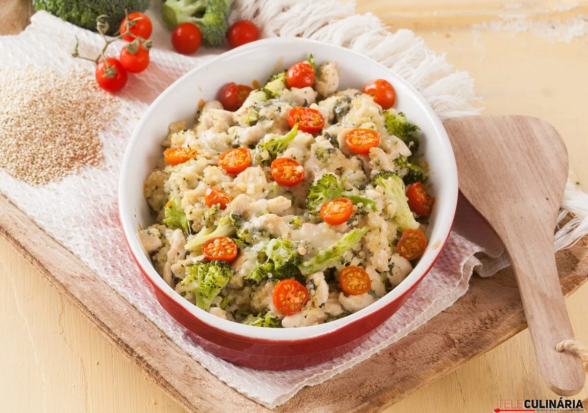 Peito de frango com quinoa e brócolos