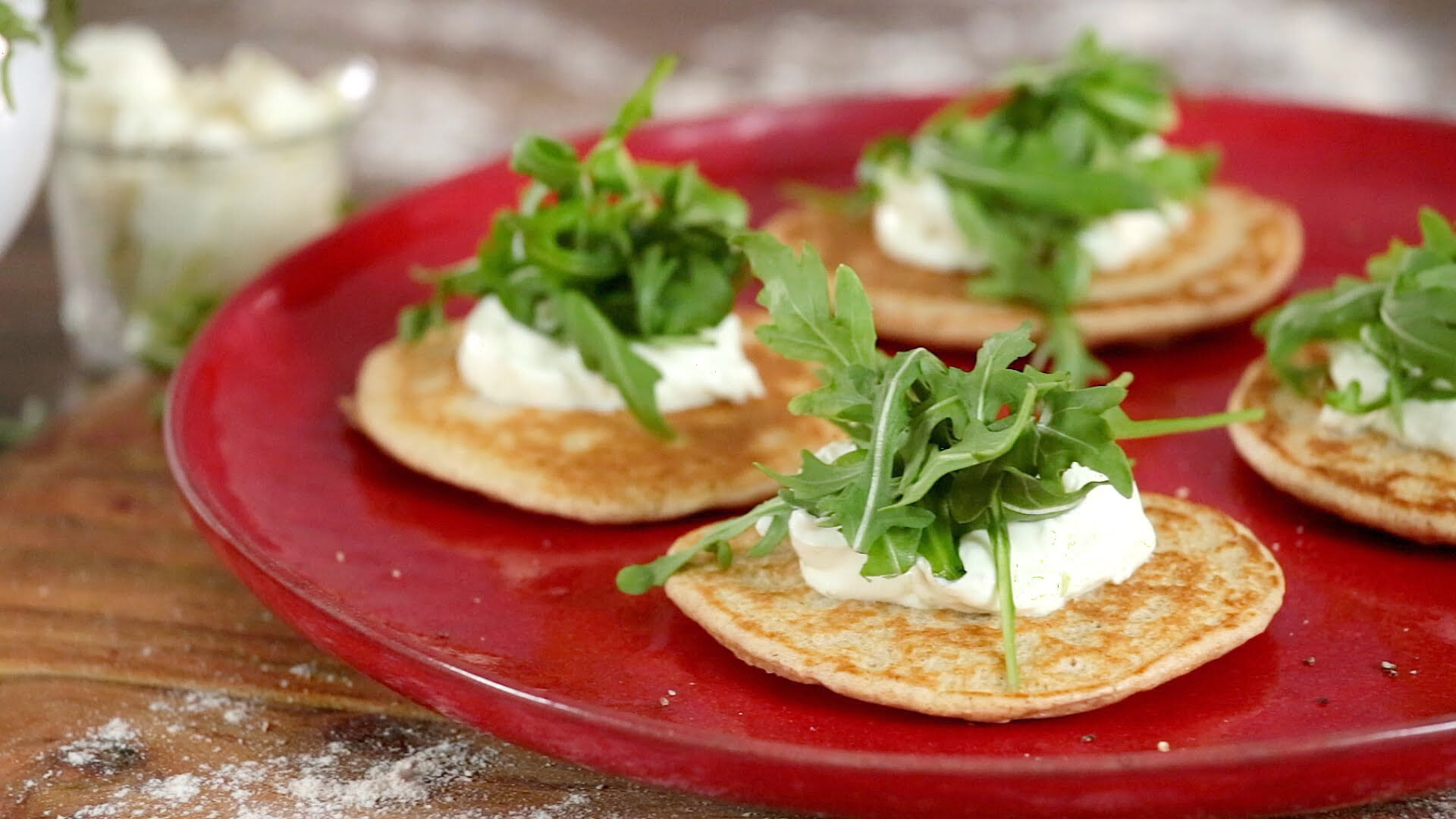 Panquecas com queijo e rúcula