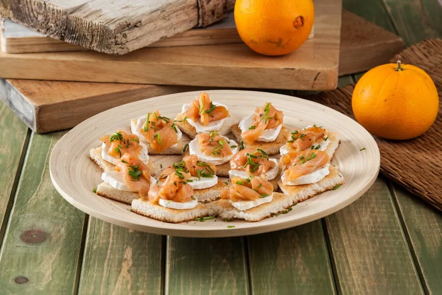 Tostas de queijo de cabra e salmão marinado