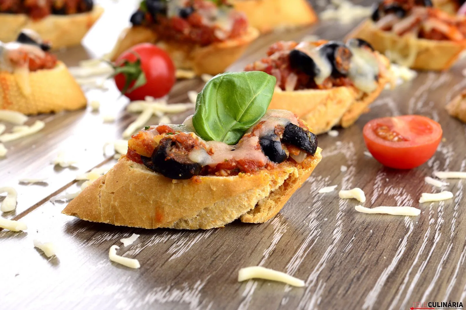 Tapas de tomate e queijo