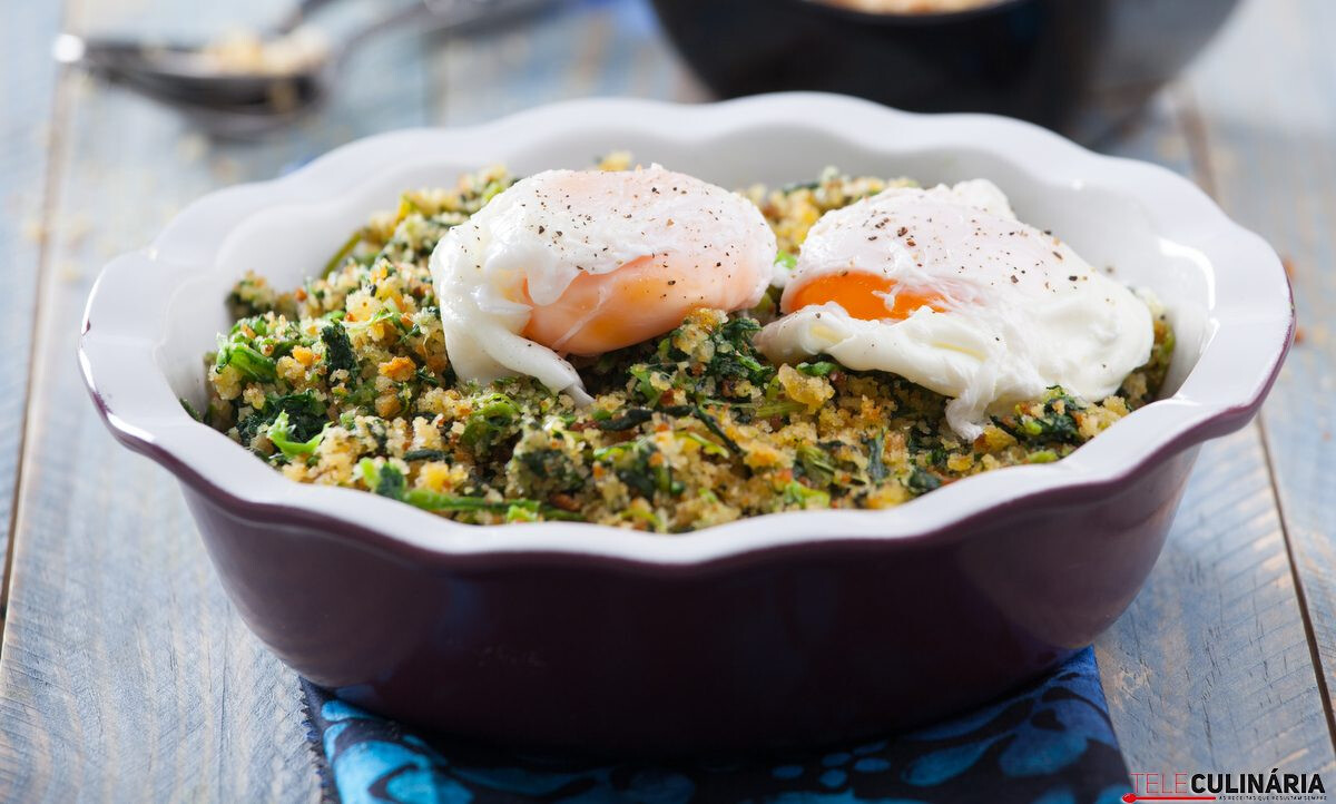 Migas de grelos com ovos escalfados