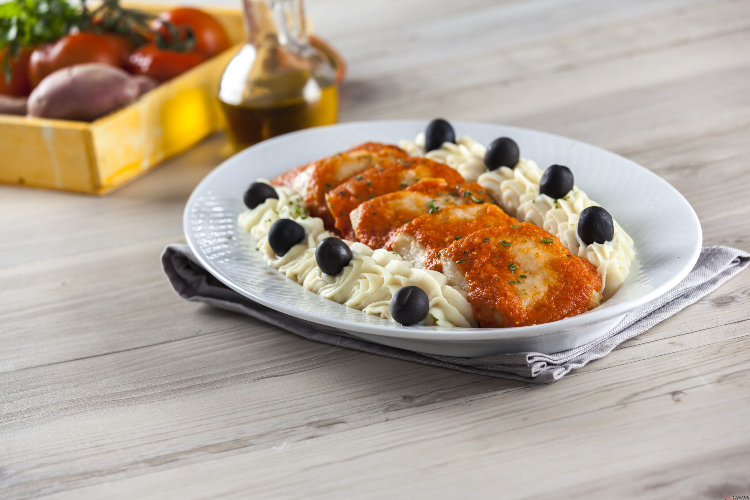 Medalhões de pescada em molho de tomate