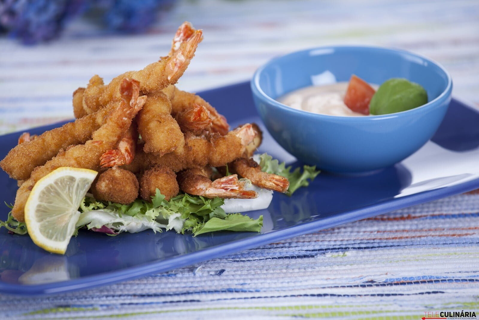 Camarões panados com molho cocktail