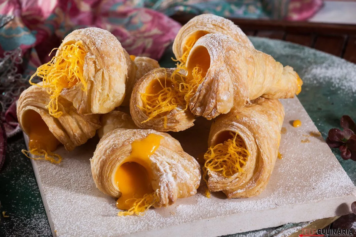 Cornucópias com doce de ovos