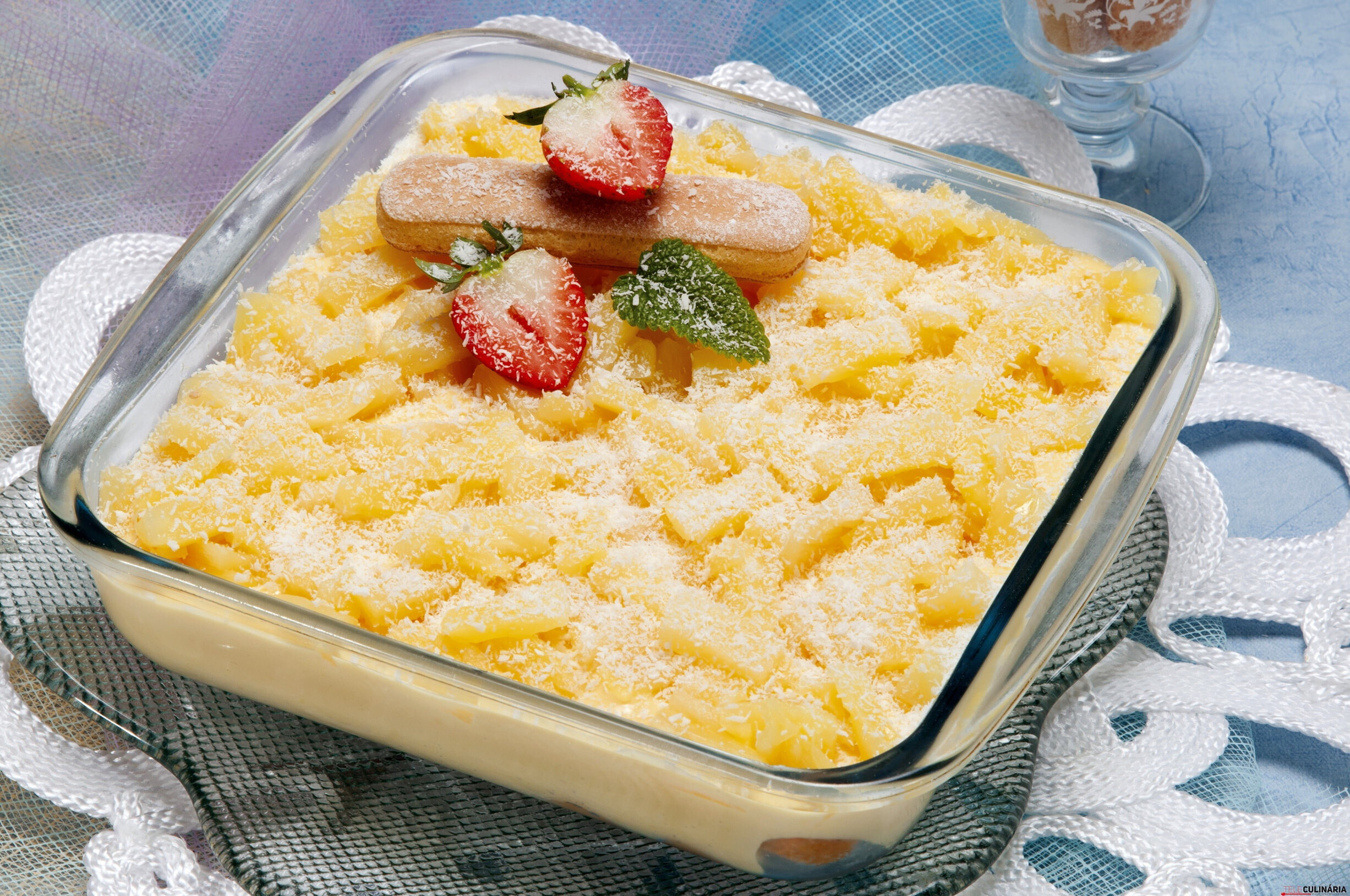 Bolo cremoso de ananás em camadas