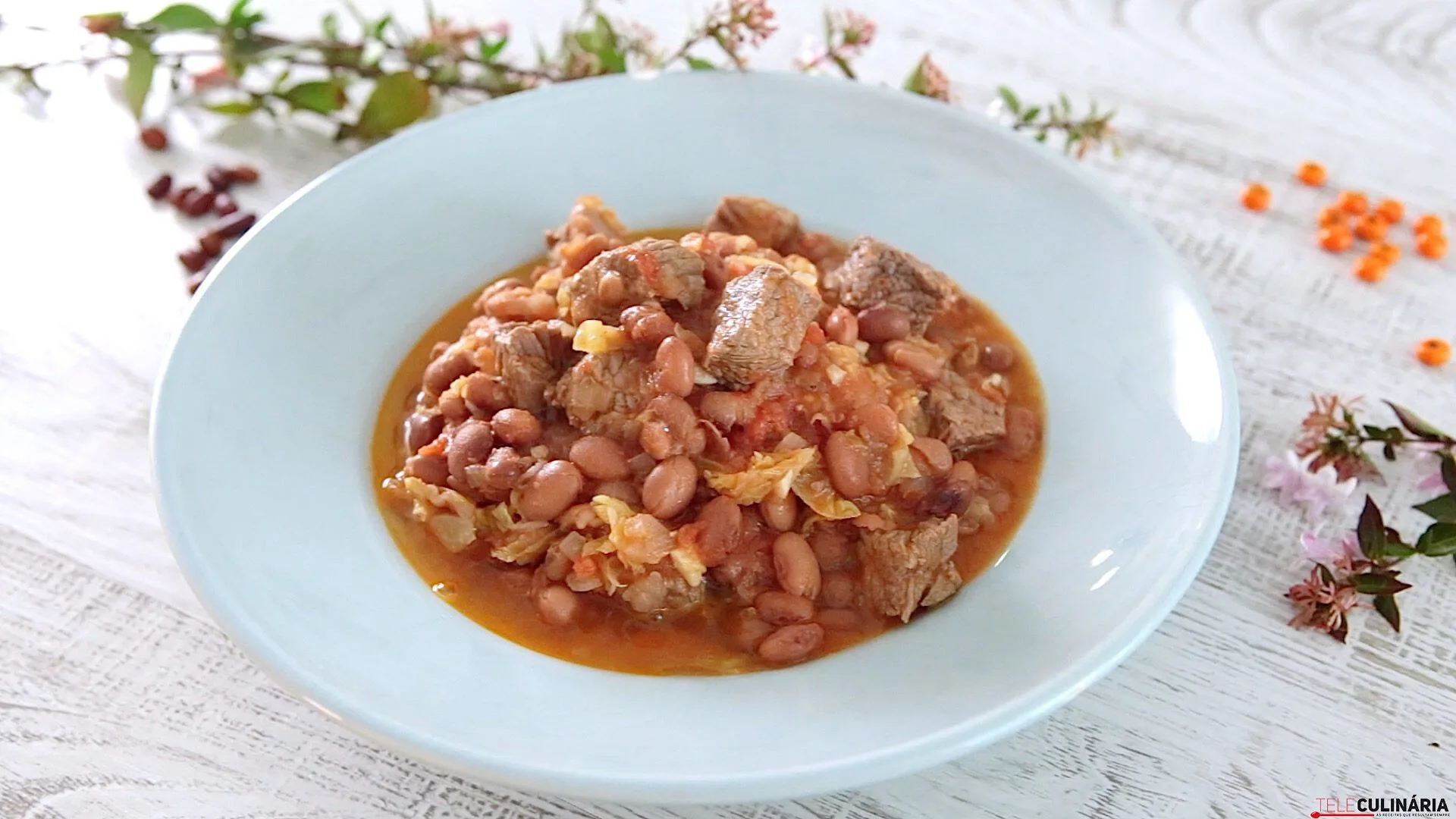 Carne guisada com feijão e couves