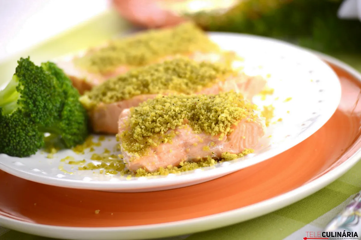 Medalhões de salmão com crosta de broa (robot de cozinha)