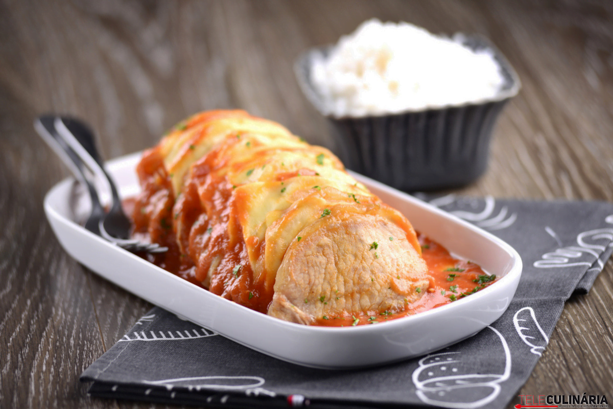 Lombo de porco com queijo e molho de tomate (robot de cozinha)