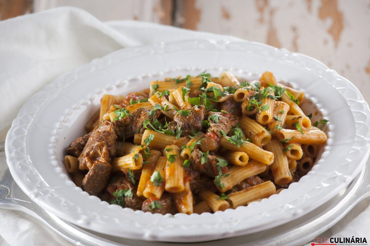 Carne guisada com massa