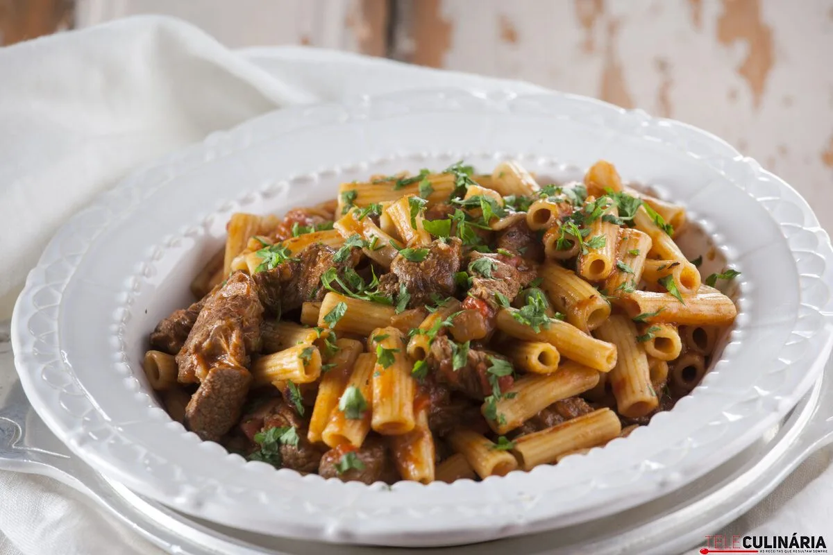Carne guisada com massa