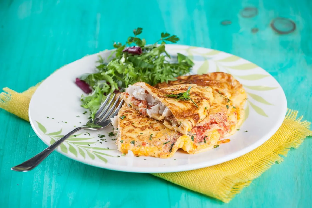 Omelete de peixe com tomate