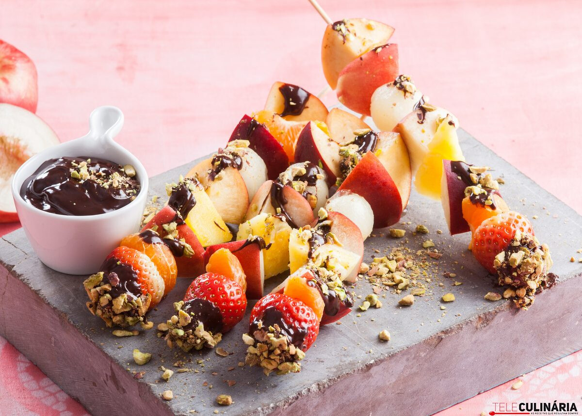 Espetadas de nectarinas com chocolate e pistácio