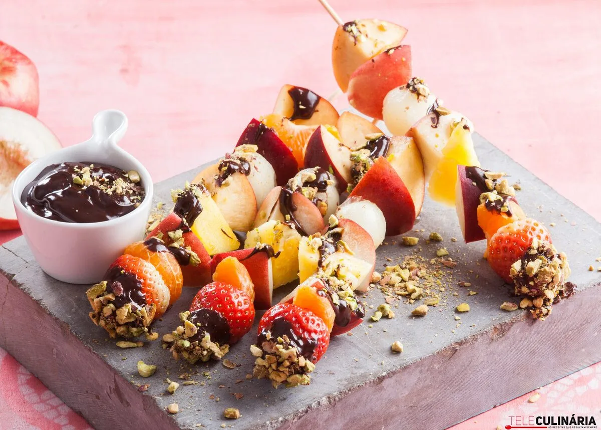 Espetadas de nectarinas com chocolate e pistácio