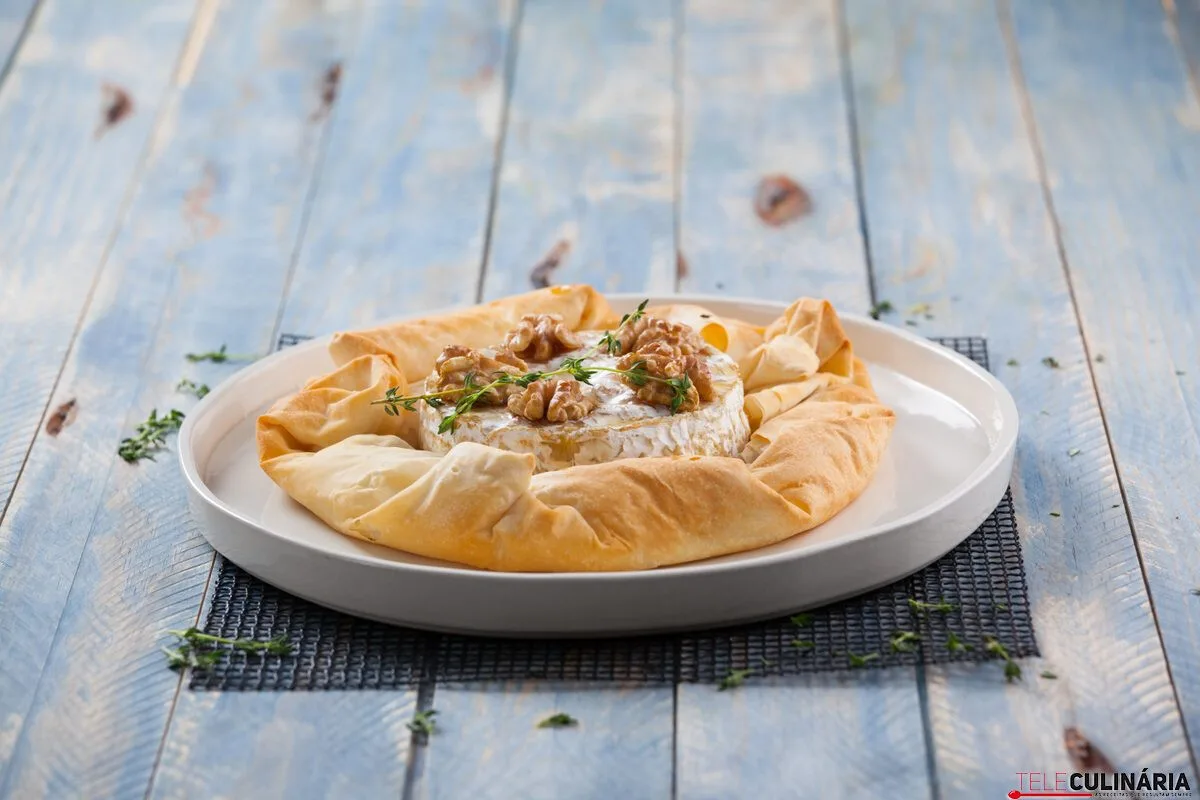 Queijo camembert assado com mel e massa filo