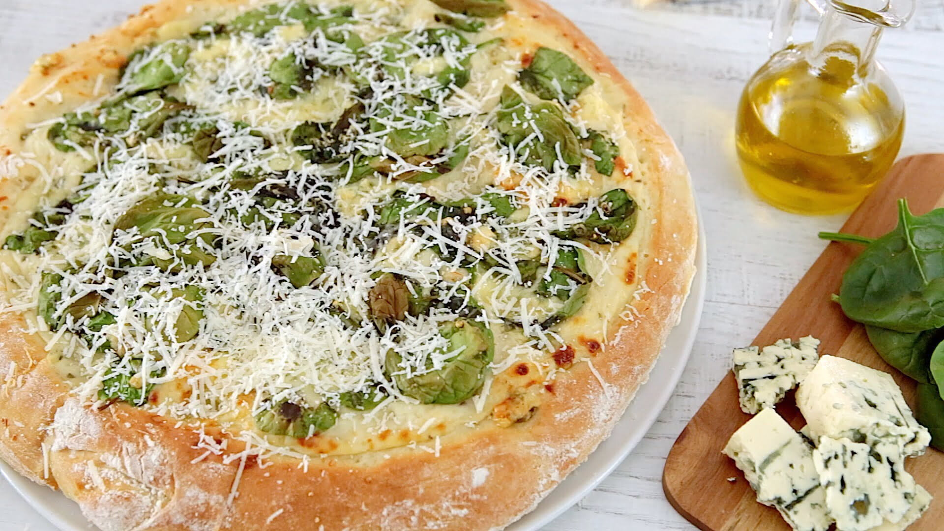 Pizza branca de espinafres e queijo azul
