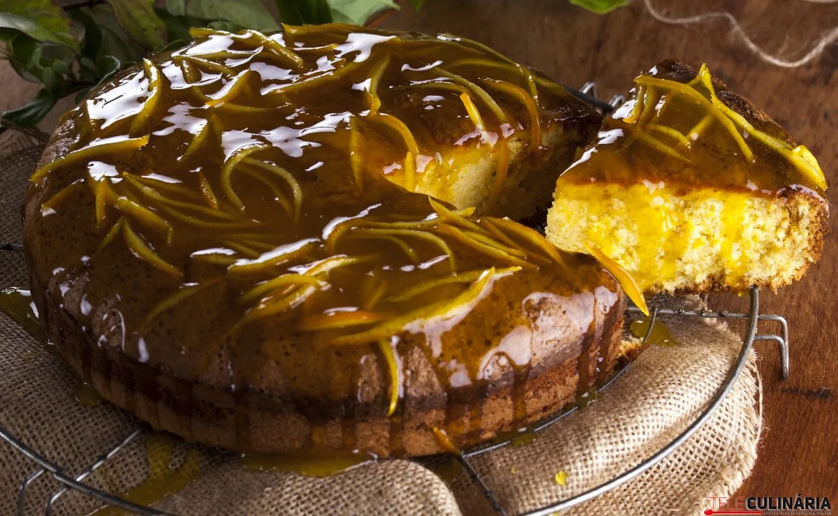 Bolo coberto de laranja