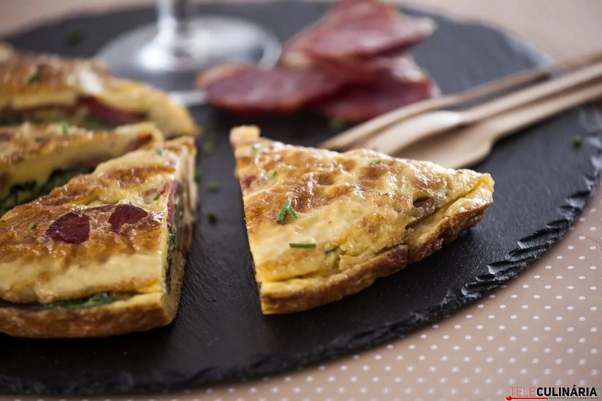 Omelete de cogumelos com chouriço