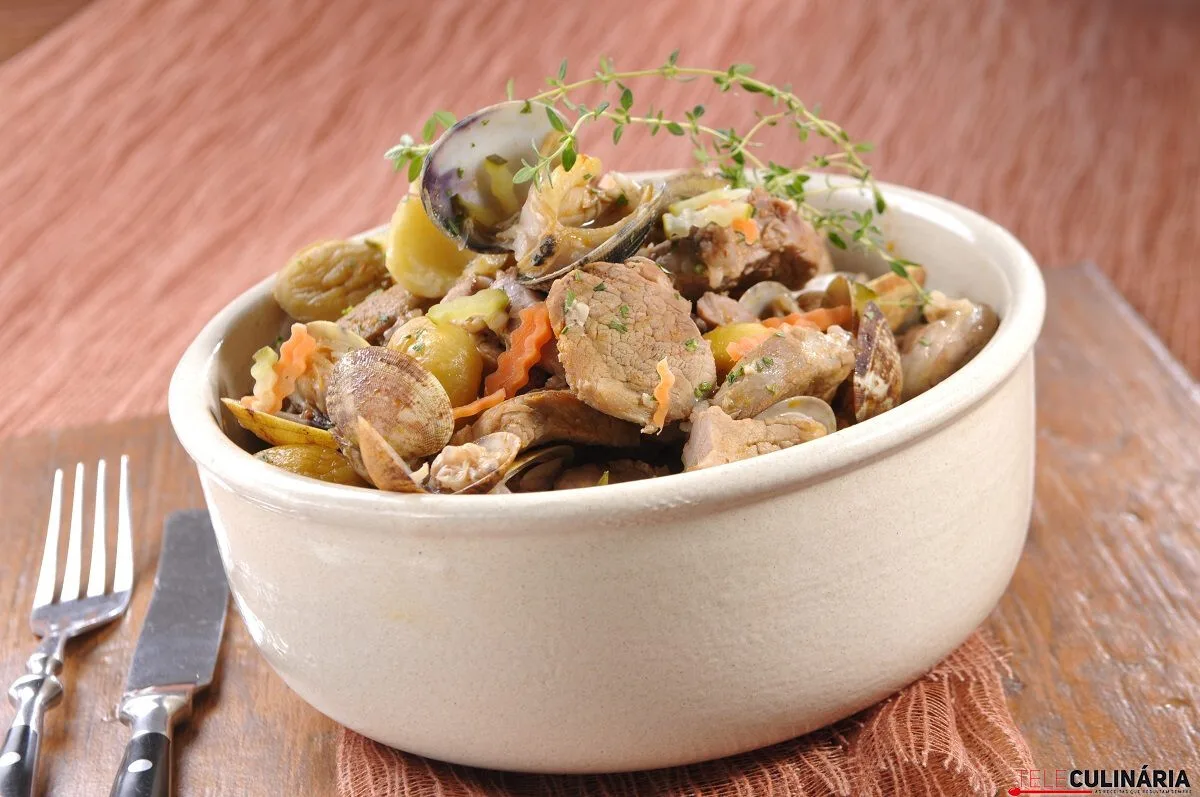 Rojões de porco com amêijoas e castanhas