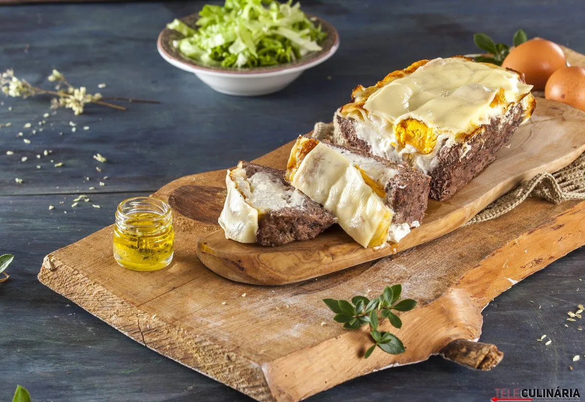 Rolo de carne com ovo