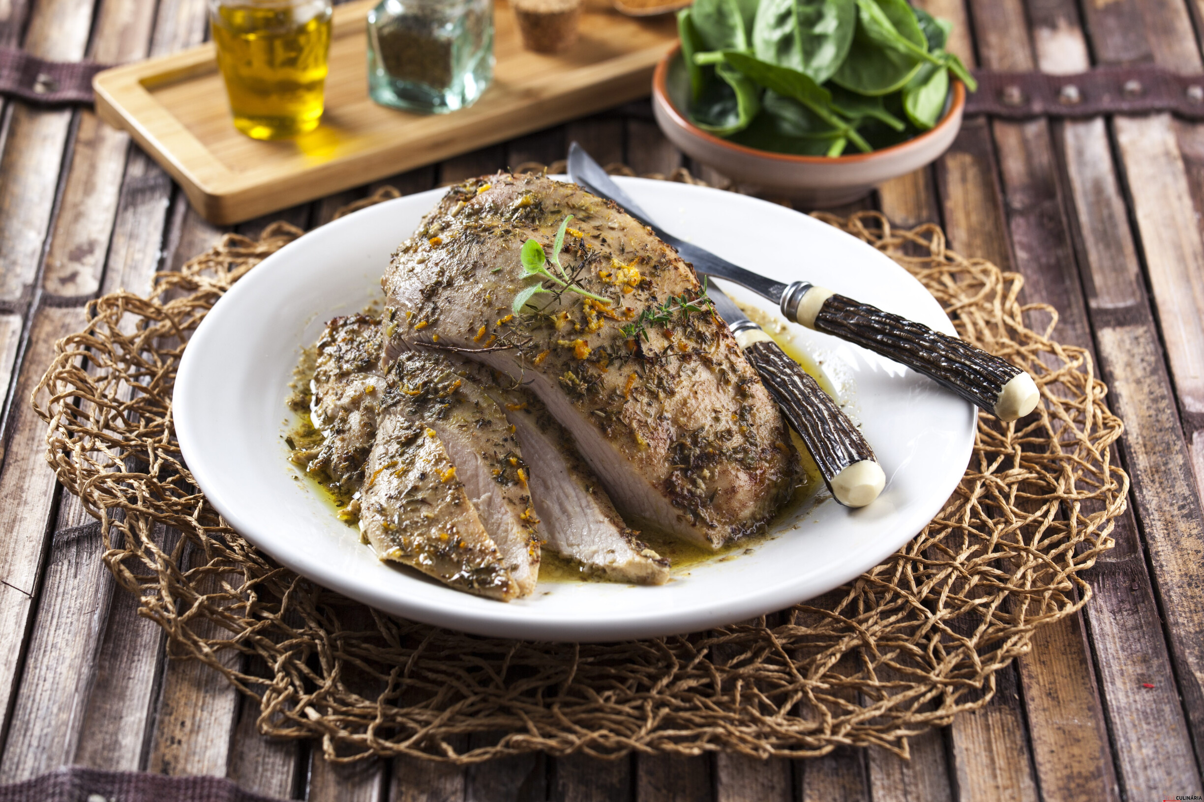 Peito de peru assado com especiarias e ervas