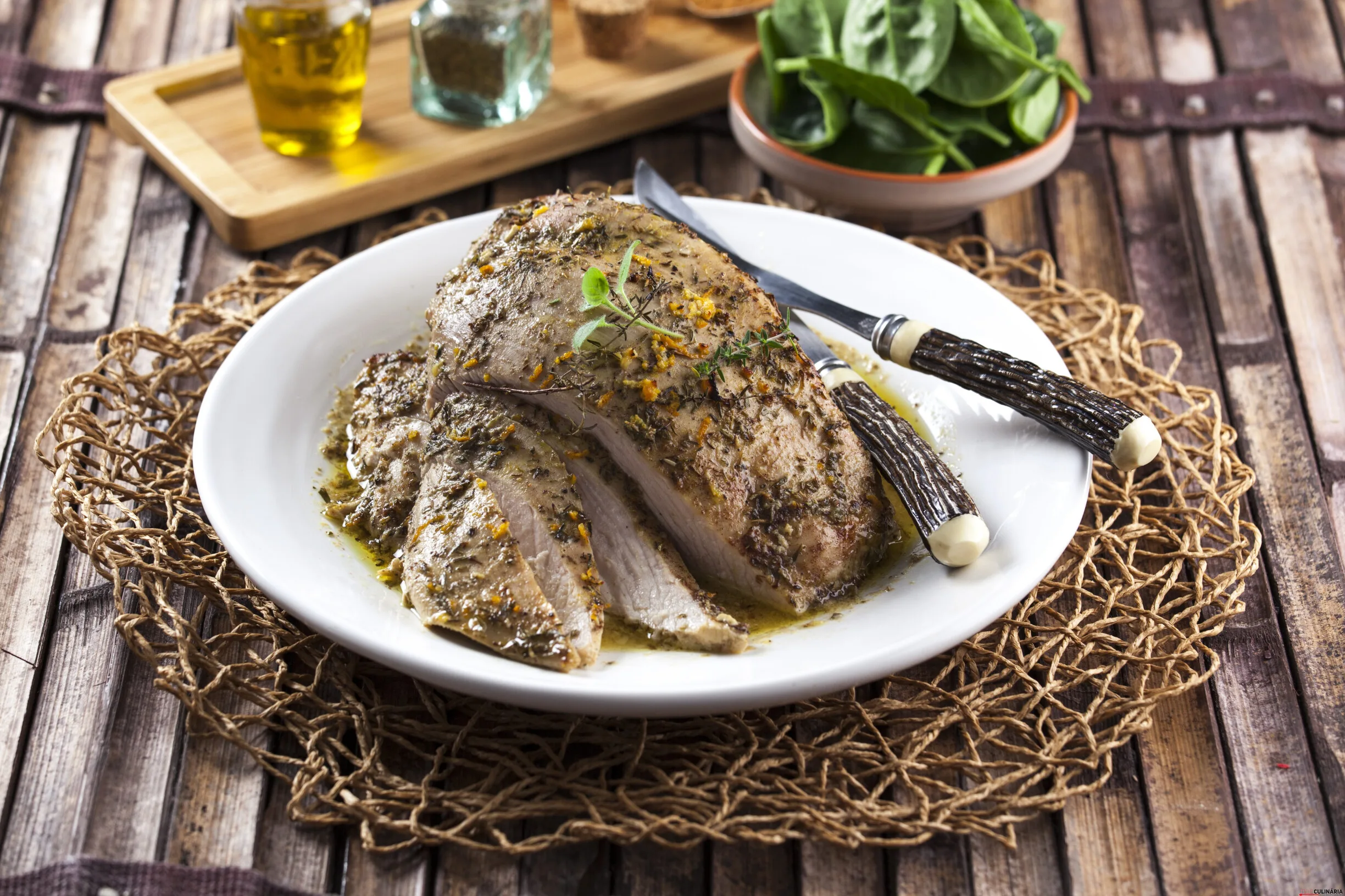 Peito de peru assado com especiarias e ervas