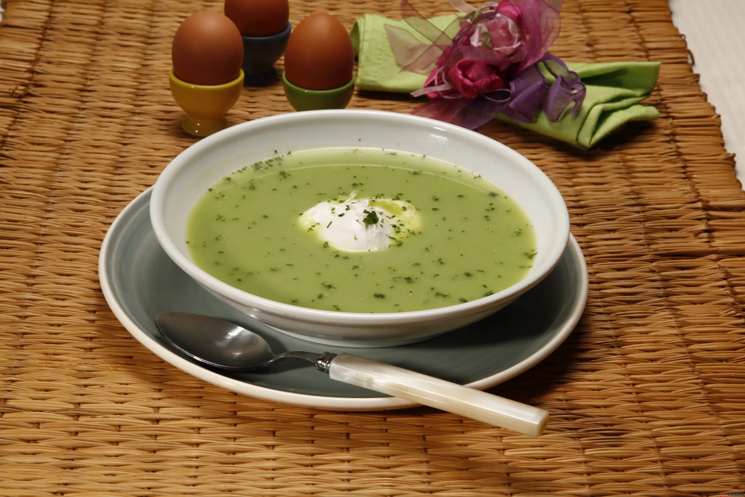 Creme de ervilhas com ovos escalfados