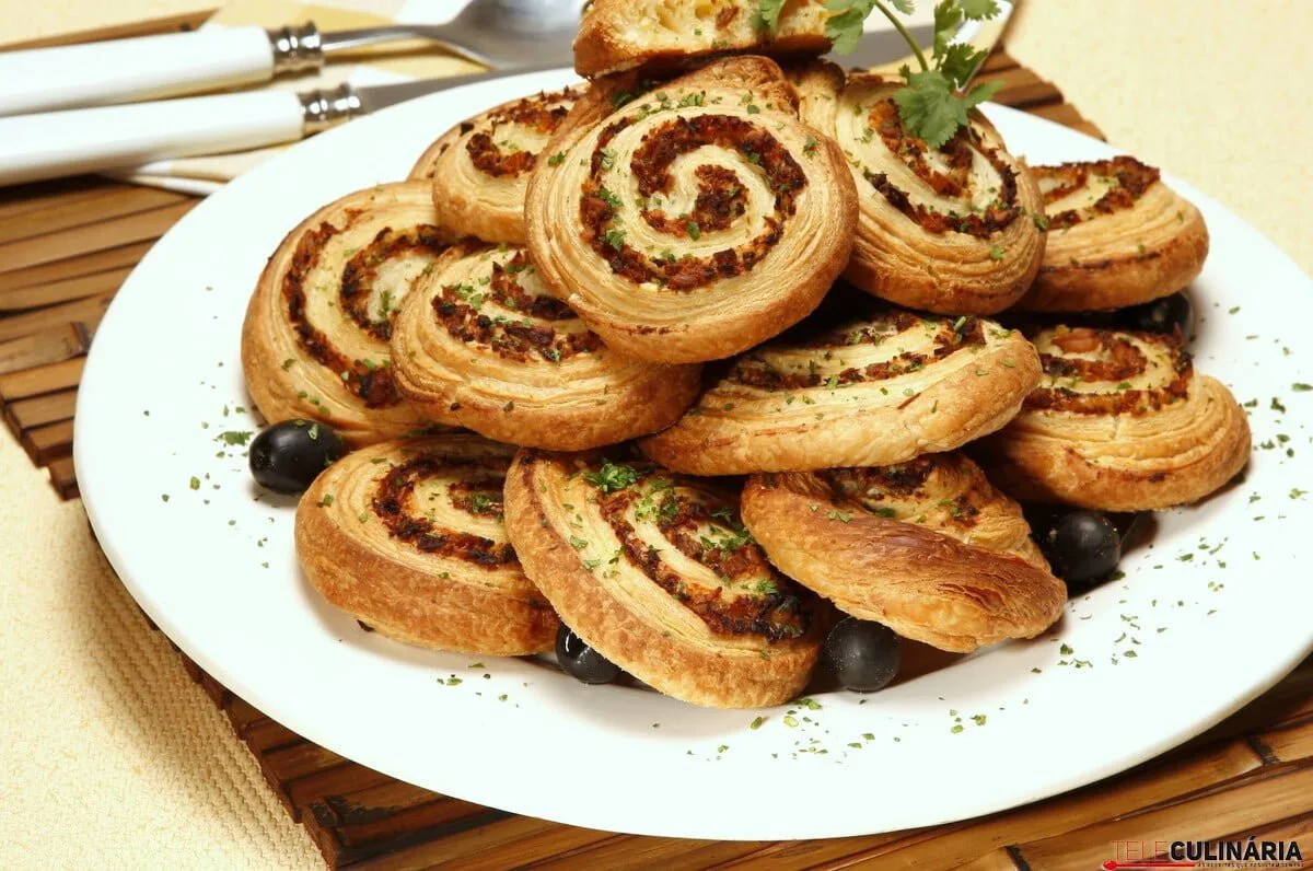 Folhado caracol de atum com azeitonas