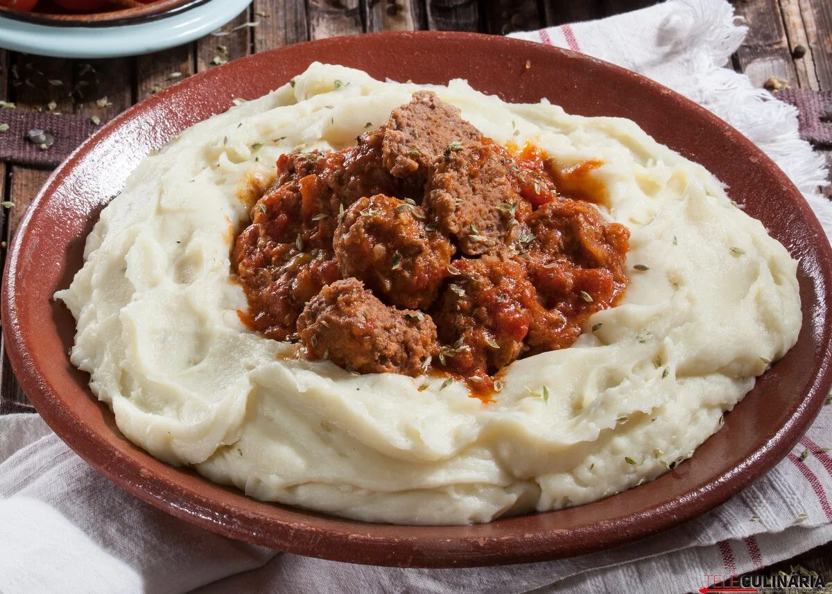 Almôndegas com molho de tomate e puré de batata