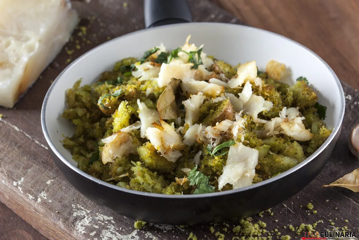 Lascas de bacalhau com broa de ervas e batata assada