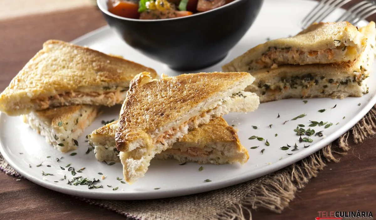 Sanduíche gratinada de salmão fumado com cebolinho