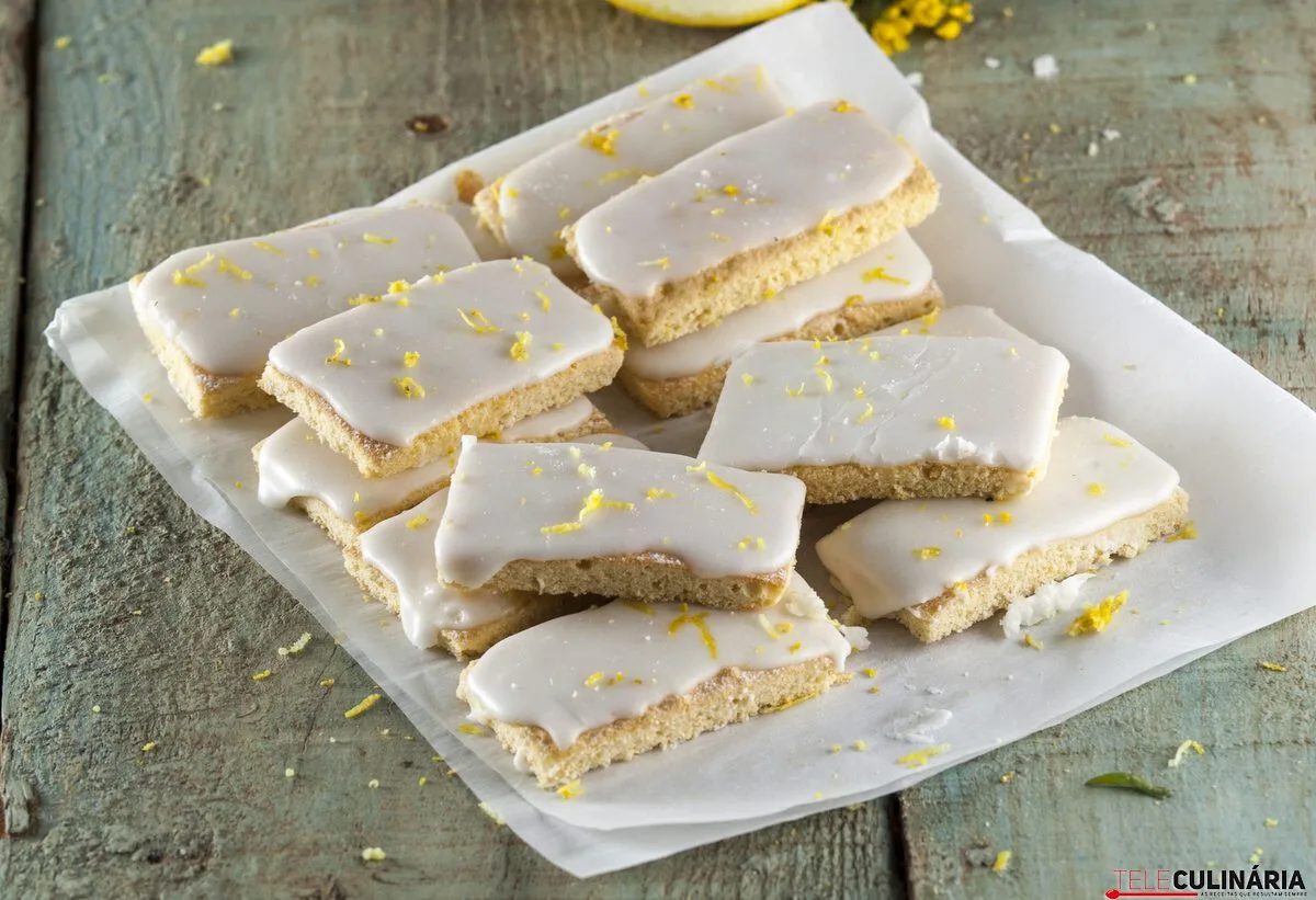 Fatias de bolo de limão