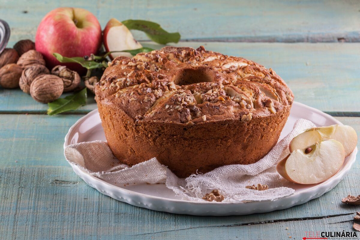Bolo de maçã com nozes