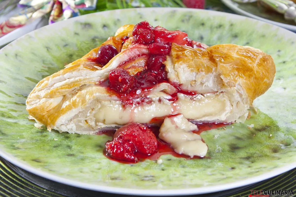 Folhados de camembert com frutos vermelhos